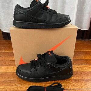 Nike SB Dunk Low Pro Triple Black FJ1674 001 Men’s size 9.5